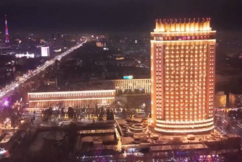 Фотография к новости: 1800 лампочек подсветили гостиницу "Казахстан" в Алматы