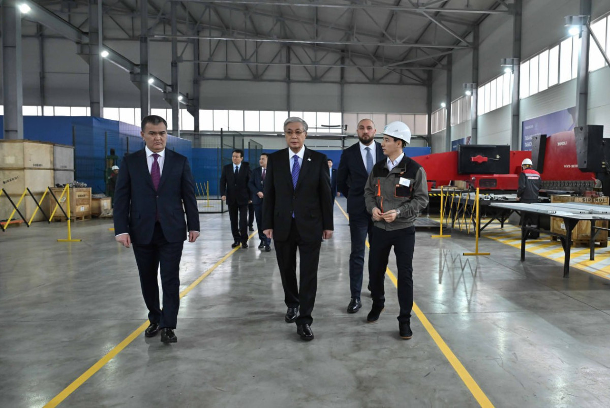 Токаев посетил завод Tausogar в Астане