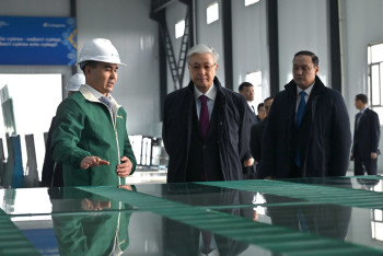 Токаев осмотрел предприятие по производству закаленного стекла