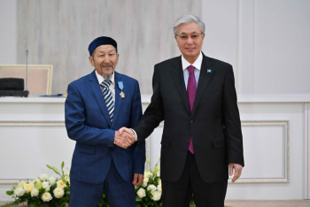 Фотография к новости: Чабан, слесарь и электрик: Токаев вручил госнаграды рабочим Жамбылской области