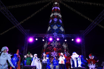 Фотография к новости: В Караганде зажгли главную новогоднюю ёлку