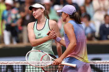 Фотография к новости: Рыбакина уступила Швентек на выставочном турнире в Китае