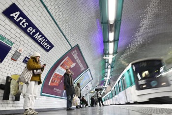 Фотография к новости: Неизвестный напал  с ножом на женщин в метро Парижа