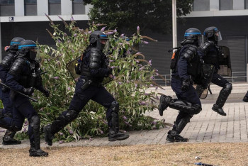 Фотография к новости: В Париже задержали 40 человек после запуска фейерверков