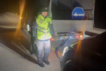 Фотография к новости: Полицейские помогли водителям на трассе в сильный мороз в Акмолинской области