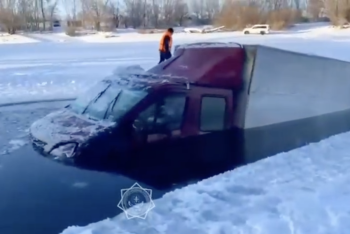 Фотография к новости: Грузовик провалился под лёд в ЗКО