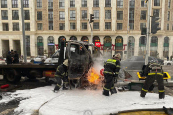 Фотография к новости: Эвакуатор загорелся на улице Тыныбаева в Астане