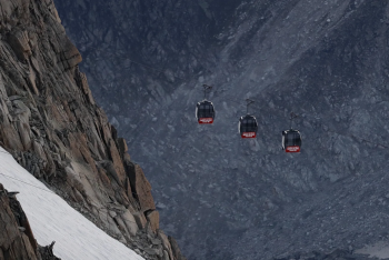 Фотография к новости: Около 100 человек застряли на канатной дороге в Италии