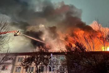 Фотография к новости: В Таразе потушили пожар на кровле пятиэтажного жилого дома, эвакуированы 100 человек