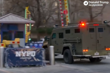 Фотография к новости: Мадуро и его супругу доставли в федеральный суд Нью-Йорка