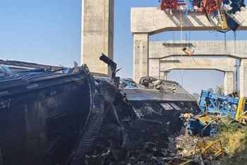 В Тайланде строительный кран упал на поезд: 22 человека погибли