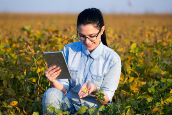От 3 млн тенге: резюме агрономов и стюардесс оказались самыми "дорогими" в Казахстане