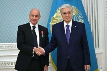 Фотография к новости: Президент наградил Йохана Элиаша орденом "Достық" II степени