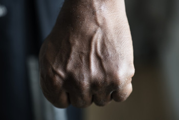 Жестокое нападение на мужчину в Атырау зафиксировали камеры наблюдения