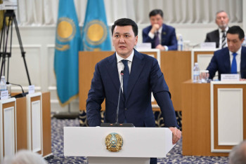 Фотография к новости: Ерлан Карин рассказал о ключевых предложениях по модели будущего Курултая