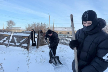 Фотография к новости: Костанайские волонтёры помогают пожилым людям убирать снег