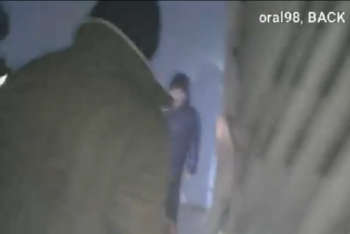 Фотография к новости: Полиция эвакуировала 20 человек при пожаре в Уральске — спасение попало на видеожетон