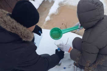 Фотография к новости: В Макинске завод слил опасные стоки в арык