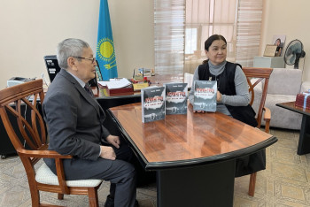 Фотография к новости: Павлодарский писатель передал библиотеке книгу о блокаде Ленинграда