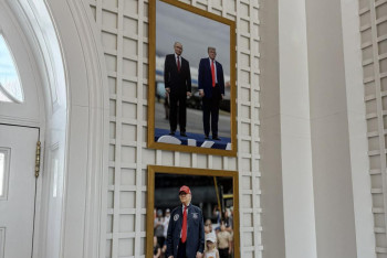 Фотография к новости: Фото, которое заметили не сразу: в Белом доме появился совместный портрет Трампа и Путина