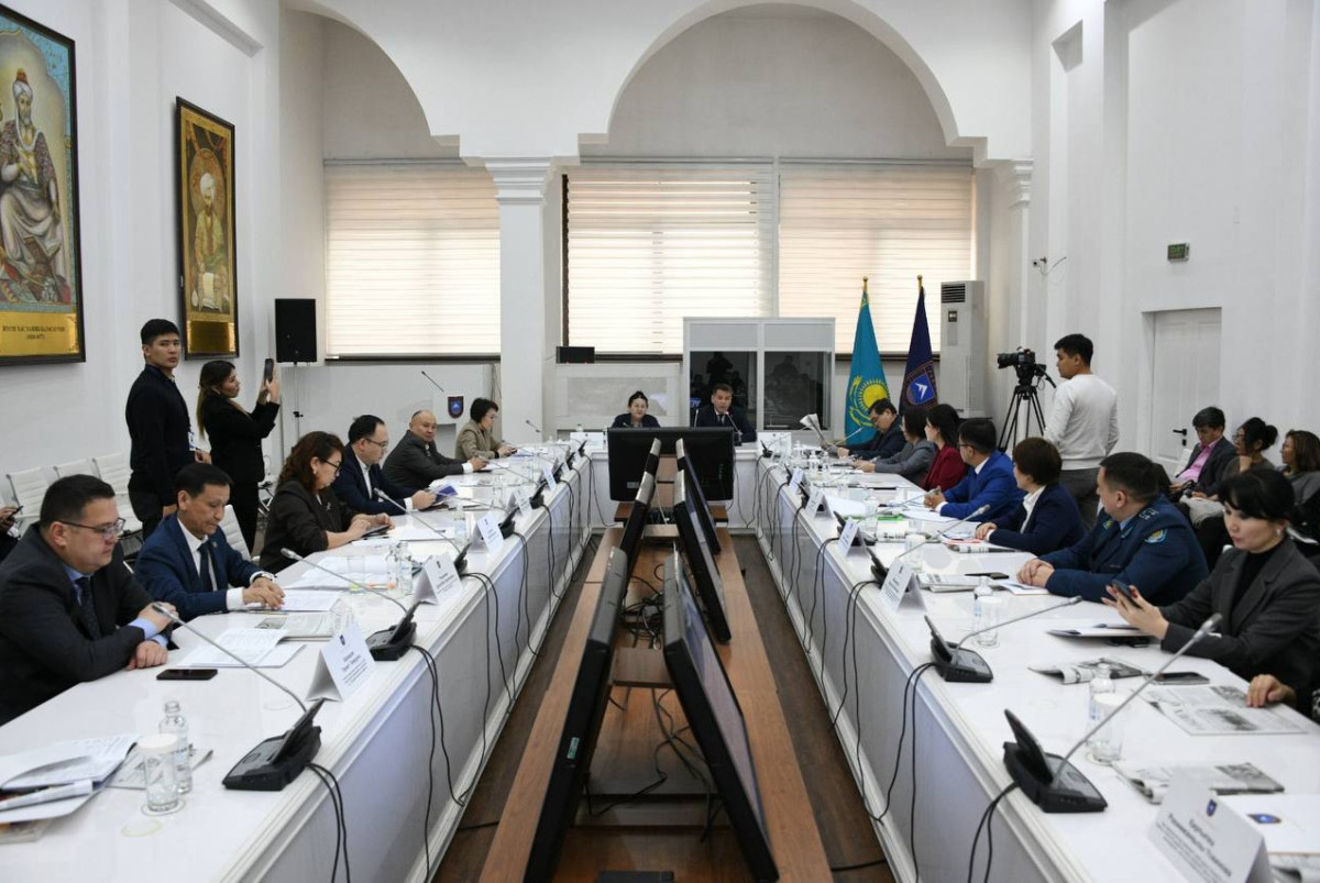 В КазНУ обсудили проект новой Конституции с участием депутатов и ведущих юристов