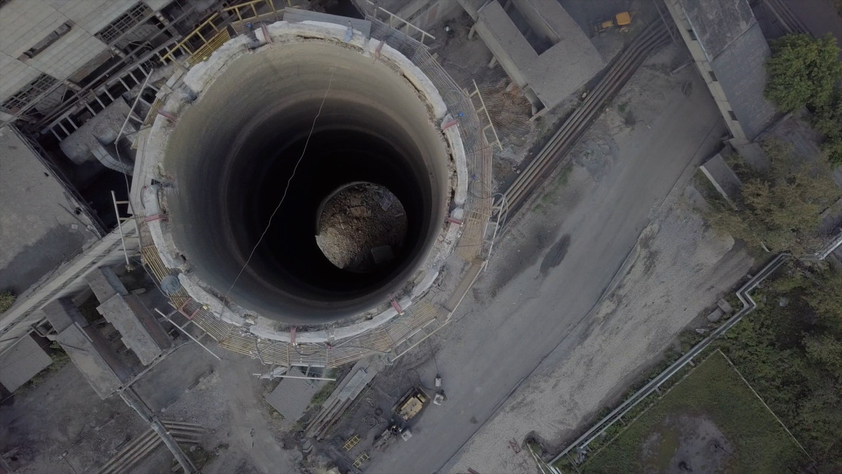 Разбор обрушившейся первой дымовой трубы на ТЭЦ в Петропавловске ещё продолжается