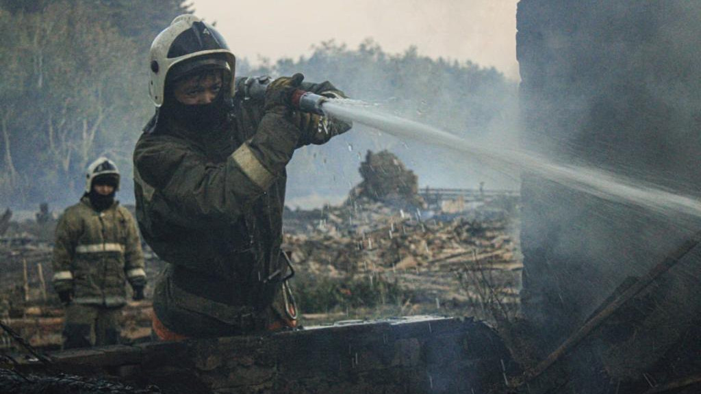 С мощным природным пожаром борются в Костанайской области