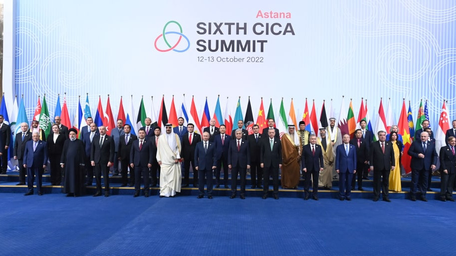 Участники VI саммита СВМДА сделали общее фото. На снимке: 11 глав государств,  один вице-президент, заместитель председателя правительства и пять министров.