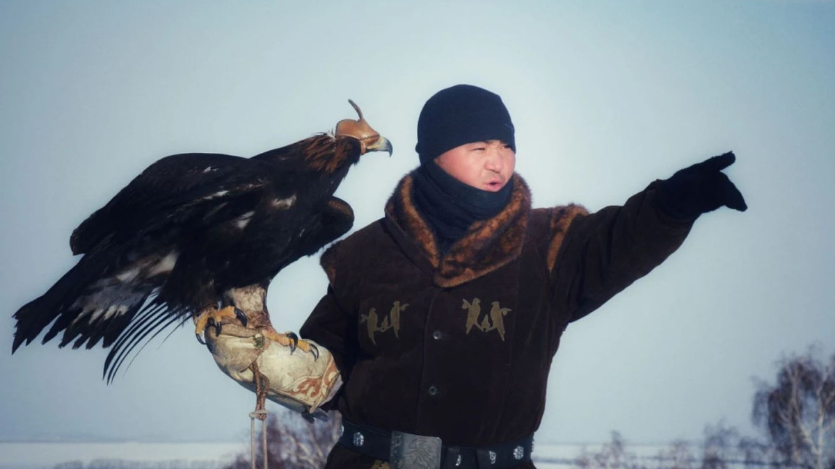 Лучших охотников с беркутом, ястребом и соколом определили в Казахстане