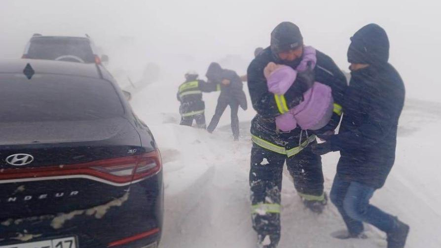 Спасатели вызволяют из снежного плена людей в Жамбылской области