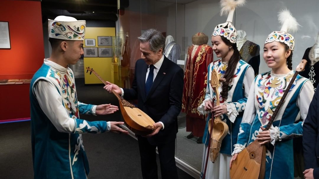 Госсекретарь США Энтони Блинкен оценил казахскую музыку в Астане