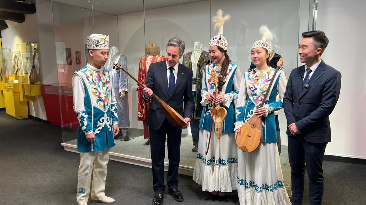 Госсекретарь США Энтони Блинкен посетил Казахский национальный университет искусств