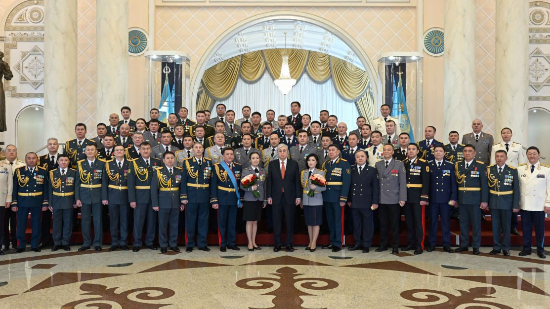 Касым-Жомарт Токаев наградил военнослужащих орденами и медалями
