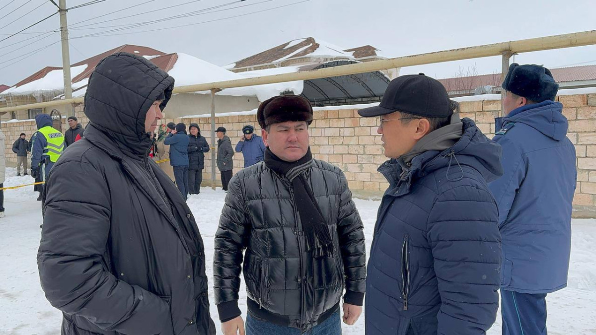 заместитель акима Мангистауской области Ербол Избергенов на месте трагедии