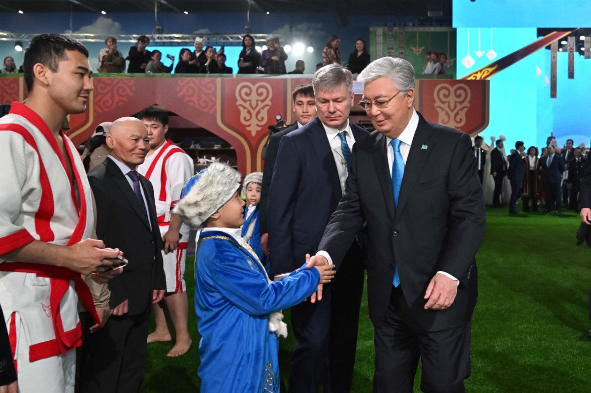 Токаев на выставке ремёсел
