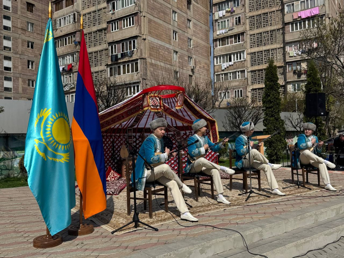 ансамбль домбристов в Ереване