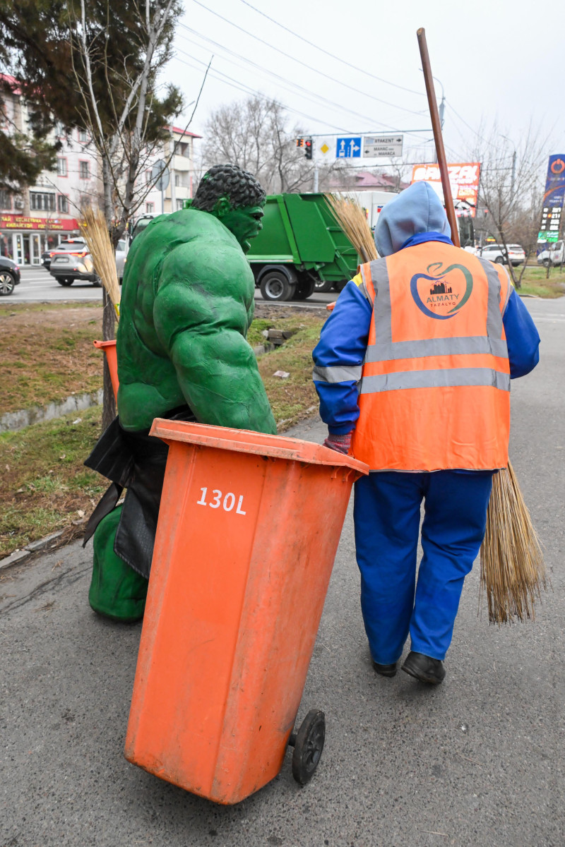Халк выносит мусор в Алматы
