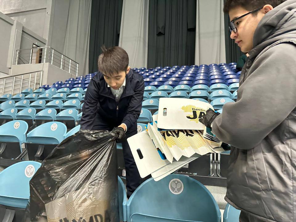 болельщики убрали мусор после Кубка Дэвиса