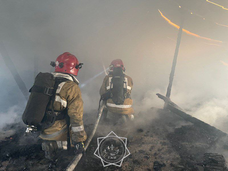 крыша пятиэтажки горела в Таразе