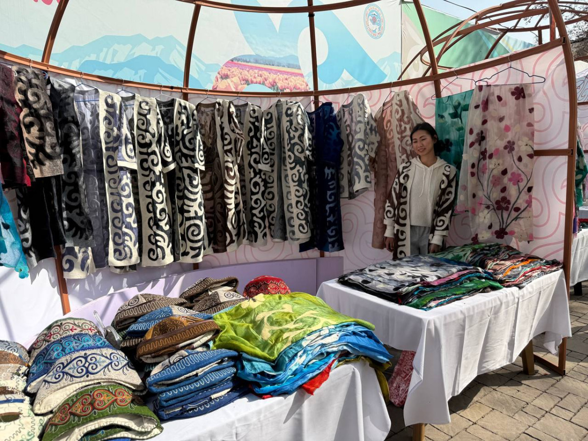 национальная одежда на ярмарке в Алматы