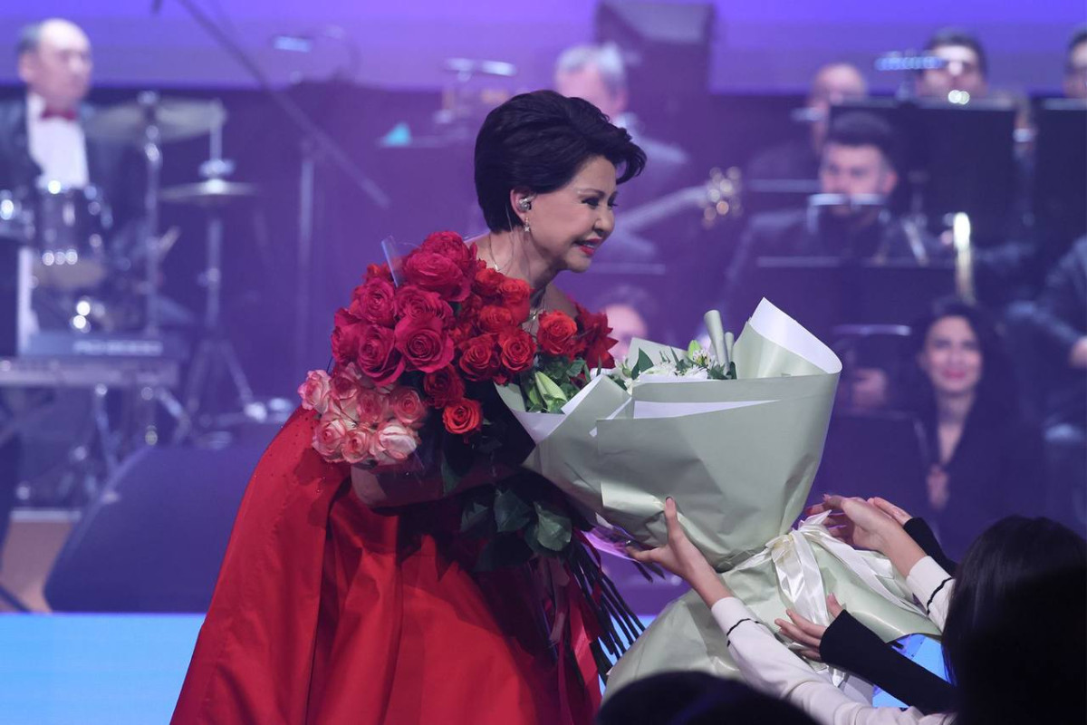 Роза Рымбаева в Ереване