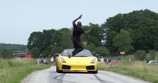 Перепрыгивание через движущийся автомобиль