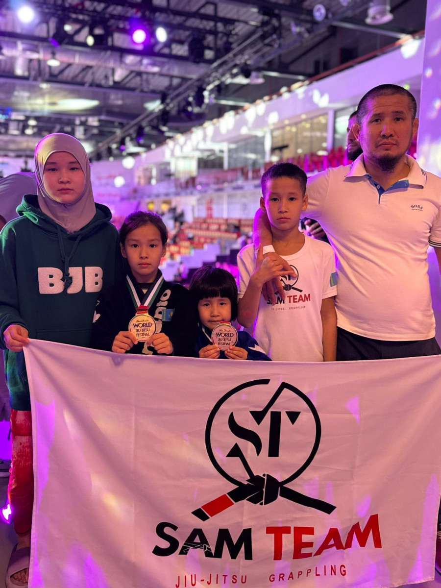 Тренер по джиу-джитсу Самат Кунаев со своими детьми