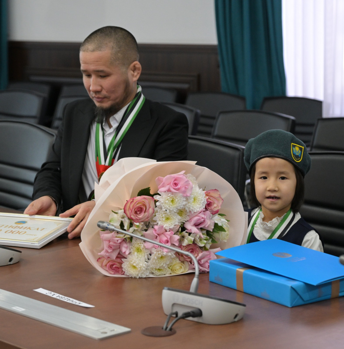 Самат Кунаев с дочерью Хадиёй на встрече с акимом Павлодарской области 