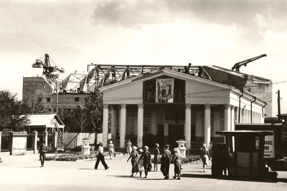 Кинотеатр "Октябрь". Начало строительства дворца Целинников